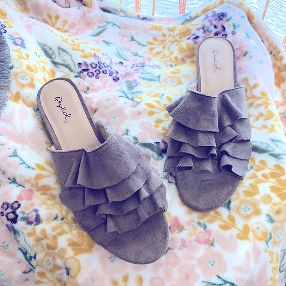 ๐So_StylishยปButtery_Soft Taupe Suede Ruffles Open-Toe Mules w/Low Block Heels - Picture 1 of 16